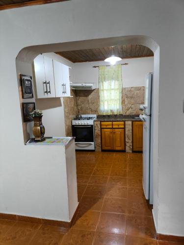 a kitchen with an archway in the middle of a room at Lo de Toty 1 in Yapeyú