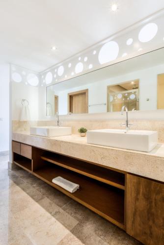 two sinks in a bathroom with a large mirror at Luxury 2-Bedroom Apartment with Beach Club Access in Cancún
