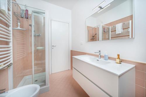 un baño con lavabo y ducha en Oberdan 5 Centro Storico - A Casa Tua, en Pordenone