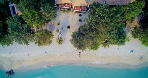 an overhead view of a beach with people on it at Siam Beach Resort in Ko Chang