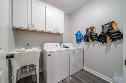 Kuchyň nebo kuchyňský kout v ubytování Lakefront Oasis 7 Min to DWNTN with Game Room!