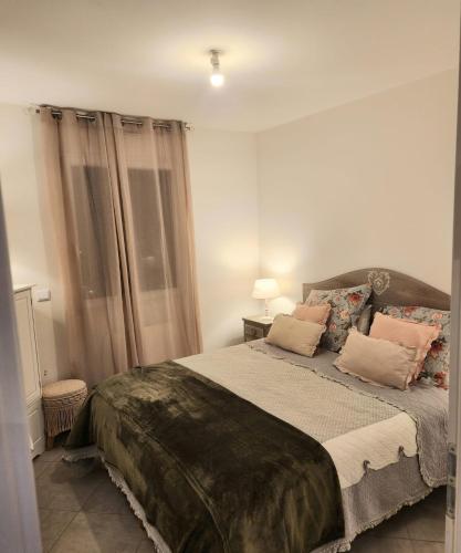 une chambre avec un grand lit avec deux oreillers dans l'établissement APPARTEMENT 3 pièces avec TERRASSE et JARDIN, à Bonneuil-sur-Marne