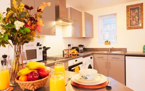 eine Küche mit einer Schale Obst auf einem Tisch in der Unterkunft Barn Fold House with Parking, Garden, Wi-Fi in Telford