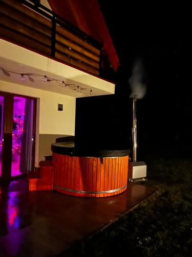 Una televisión o centro de entretenimiento en Szyszki i Motyle