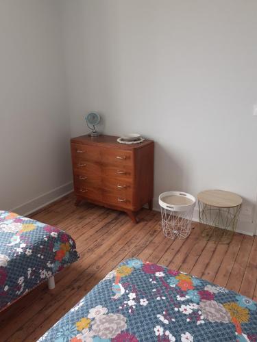 - une chambre avec une commode, un lit et deux tables dans l'établissement Côte de Granit Rose 300m des plages, à Trégastel