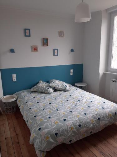une chambre avec un lit avec une couette bleue et blanche dans l'établissement Côte de Granit Rose 300m des plages, à Trégastel