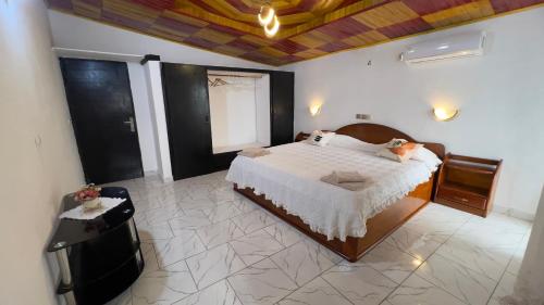 a bedroom with a large bed in a room at Résidence LCE in New Bell