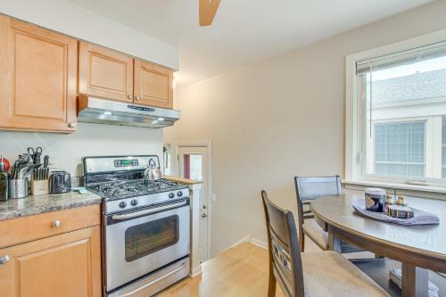 Η κουζίνα ή μικρή κουζίνα στο Home with Fenced Yard 13 Mi to Downtown Chicago!