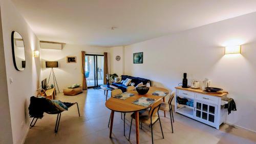 Posezení v ubytování Appart 70m2 avec loggia, piscine à débordement vue mer