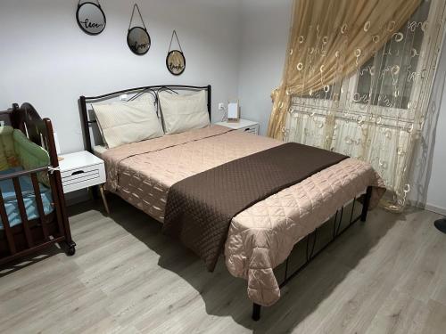 een slaapkamer met een groot bed en een raam bij JennyHouse in Drama