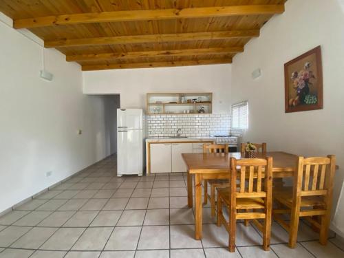 オステンデにあるDepartamentos Ostendeのテーブルと椅子と冷蔵庫のあるキッチン