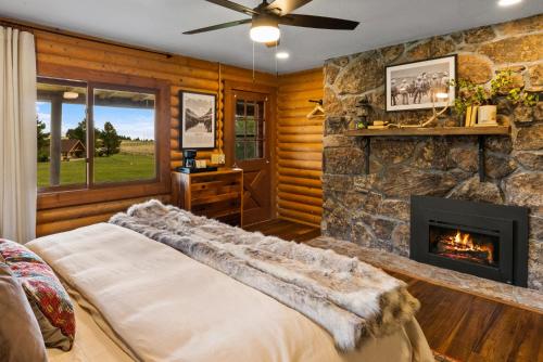 Una cama o camas en una habitación de Grassy Mountain Ranch