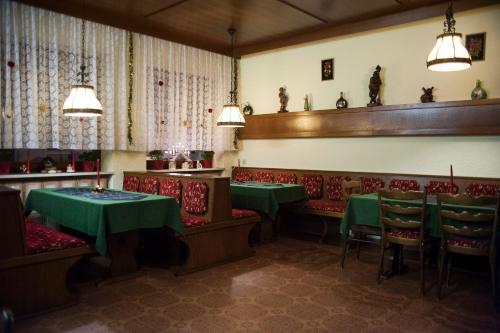 Reštaurácia alebo iné gastronomické zariadenie v ubytovaní Pottensteiner Stuben Pension Gasthof