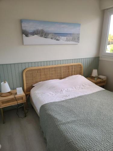- une chambre avec un lit et 2 tables avec des lampes dans l'établissement Le Front de Mer, à Saint-Jean-de-Monts