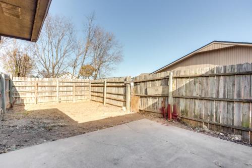 Galeriebild der Unterkunft Home with Fenced Yard Near Dtwn Rogers! in Rogers
