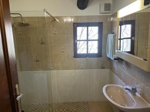 une salle de bain avec un lavabo et une douche dans l'établissement Villa très calme à la campagne, à Martigues