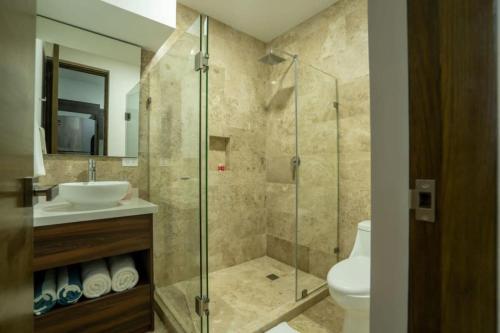 Ένα μπάνιο στο Cozy Studio Pool and Roof Lounge Beach 5 Blocks