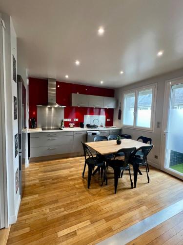 une cuisine et une salle à manger avec une table et des chaises dans l'établissement Casa Jouvenel -T3 3 pers -Brive-Parking privatif, à Brive-la-Gaillarde