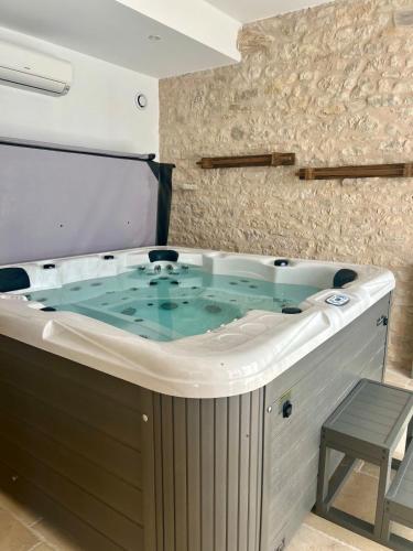 une grande baignoire jacuzzi dans une chambre dans l'établissement Grange d'Antan -JacuzziPiscineClim -Cuzance, à Cuzance