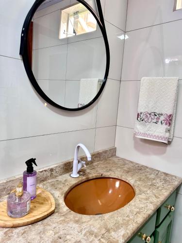 a bathroom with a sink and a mirror at La Vita studio Lavanda in Nova Veneza