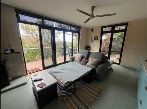 ein Wohnzimmer mit Sofa und Tisch in der Unterkunft Scarbados Eco 1 Bed Seaside Cottage in Scarborough