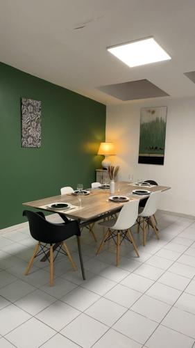 une salle à manger avec une table et des chaises dans l'établissement Suite K, à Reims