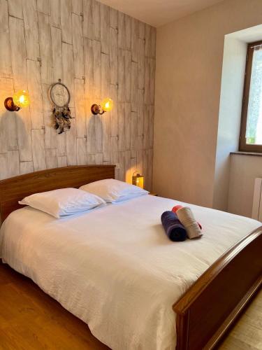 une chambre avec un lit avec deux oreillers dessus dans l'établissement Casa Trinita -T3 -Centre Sainte-Féréole, à Sainte-Féréole