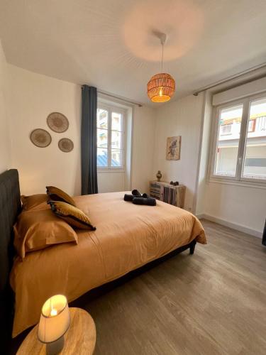 une chambre avec un grand lit dans une pièce dans l'établissement Casa Grivel #1 - T2 avec Clim et Balcon - Centre Ville, à Brive-la-Gaillarde