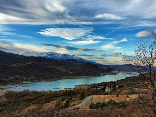 a view of a river with mountains in the background at La casa Sul Lago in Colledimezzo