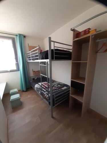 une chambre avec deux lits superposés et une fenêtre dans l'établissement Vue sur les voiliers, à Gruissan