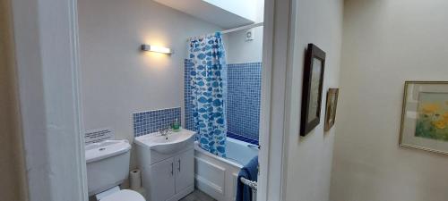 Un baño con lavabo, inodoro y bañera. en Cosy Cottage for two in the centre of Sedbergh, en Sedbergh