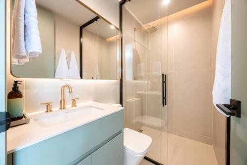 ein Badezimmer mit Toilette, Waschbecken und Dusche in der Unterkunft StrataSix Hotel in Medellín