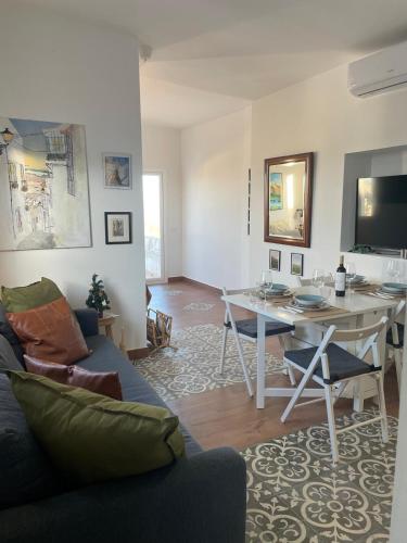 a living room with a couch and a table at Casa Del Encanto Arcos in Arcos de la Frontera