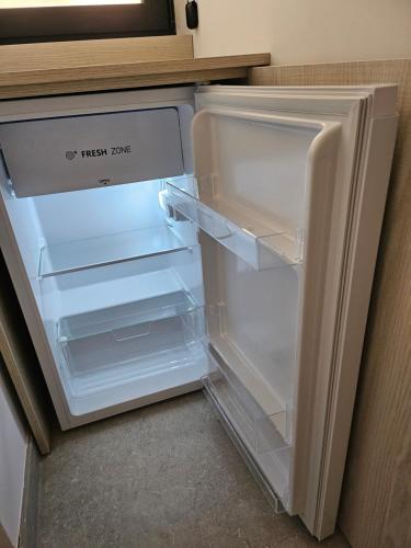 グラナダにあるHabitación independienteの部屋の中にドアが開いたままの空の冷蔵庫