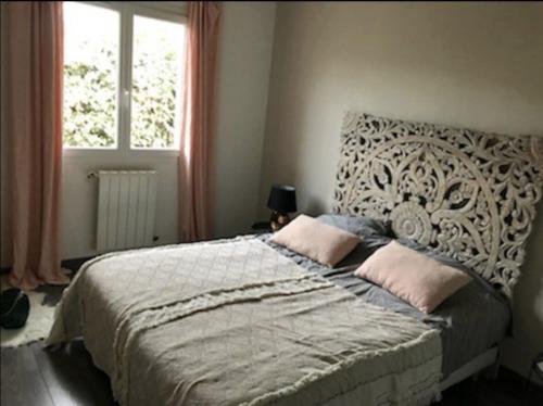 une chambre avec un grand lit et une fenêtre dans l'établissement Maison vacances, à Gallargues-le-Montueux