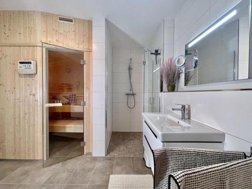 un baño con lavabo y espejo en Sonnenweg 46-2 CINDY, en Heringhausen