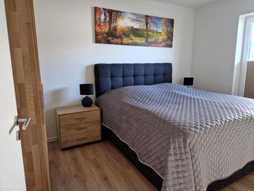 1 dormitorio con cama y mesita de noche con cama sidx sidx sidx sidx sidx sidx en Sonnenweg 46-2 CINDY, en Heringhausen
