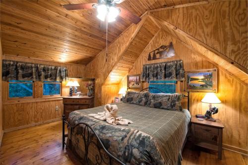 Una cama o camas en una habitación de Rippling Waters Retreat, Riverfront Rustic Cabin