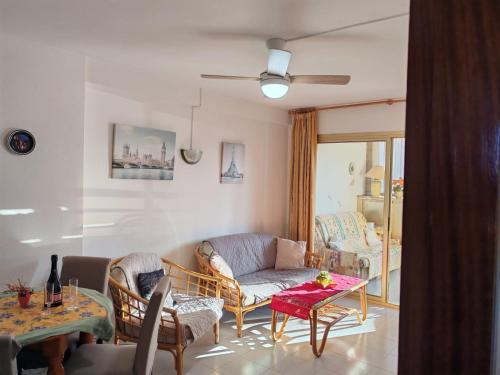 una sala de estar con un sofá y una mesa en Casita Bonita, en Calpe
