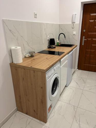 Studio 22 - Ghetto Heroes Square