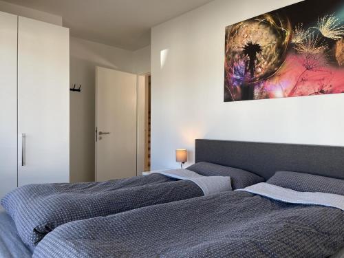 een slaapkamer met twee bedden en een schilderij aan de muur bij Sonnenweg 11 in Heringhausen