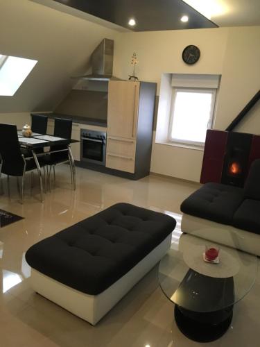 un salon avec un canapé et une table dans l'établissement La maison pailletée Giromagny, à Giromagny