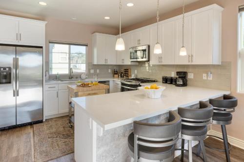 Dapur atau dapur kecil di Casa do Sol by AvantStay Rooftop Deck w Ocean Views 2 blocks to Beach