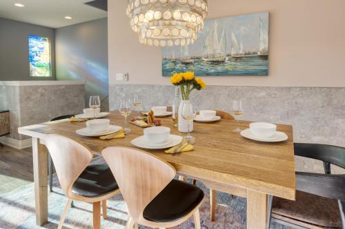 Ruang duduk di Casa do Sol by AvantStay Rooftop Deck w Ocean Views 2 blocks to Beach