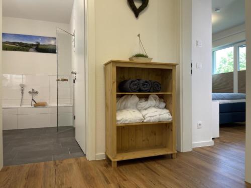 Un baño con ducha y un estante con toallas. en Diemelblick 2 - TINNA, en Heringhausen