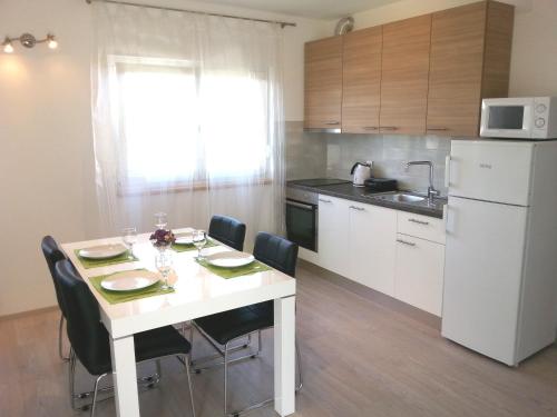 Kuchyň nebo kuchyňský kout v ubytování Apartments Levanat