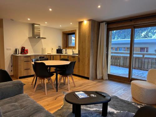 Appartement cozy 3 pièces avec terrasse et parking au centre, près des pistes - FR-1-464-235