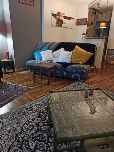 un salon avec un canapé et une table basse dans l'établissement appartement hyper centre ville au 1er étage, à Cherbourg en Cotentin