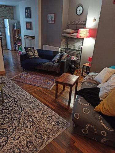 un salon avec un canapé et une table dans l'établissement appartement hyper centre ville au 1er étage, à Cherbourg en Cotentin