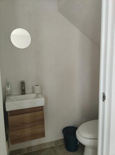 a bathroom with a sink and a toilet at Un lugar tranquilo in Ocotlán